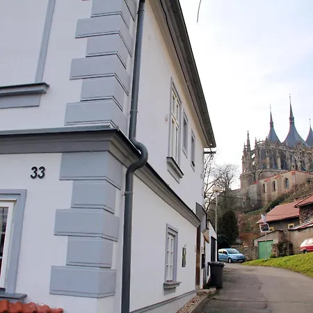 Comfortable Apartments Under The St. Barbara'S Cathedral Kutná Hora Exterior photo